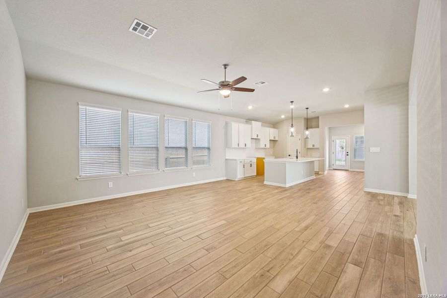 Spacious, unfurnished interior of a new home in Arcadia Ridge - Premier Series, San Antonio (Image 28).