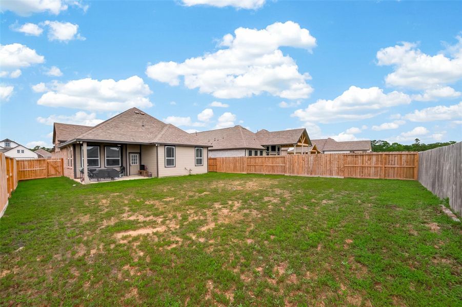 Exterior details and patio area of a home in , Anahuac (Image 3).