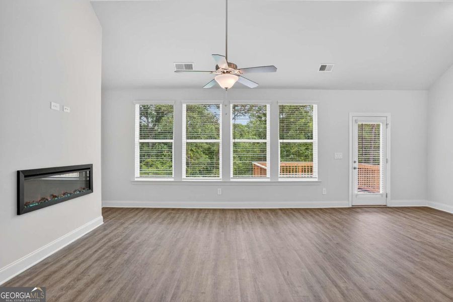 Spacious, unfurnished interior of a new home in Killian Manor at The Adares, Adairsville (Image 12). Spacious, unfurnished interior of a new home in Killian Manor at The Adares, Adairsville (Image 12).
