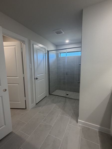 Spacious, unfurnished interior of a new home in Craftsman's Corner, Cleburne (Image 14).