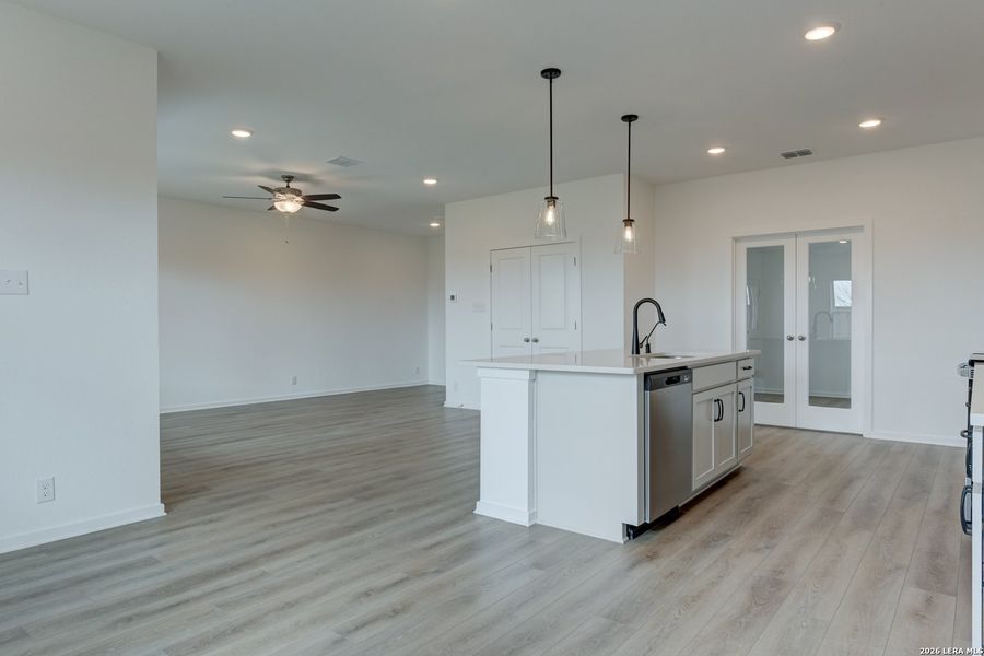 Spacious, unfurnished interior of a new home in Hennersby Hollow, San Antonio (Image 9).