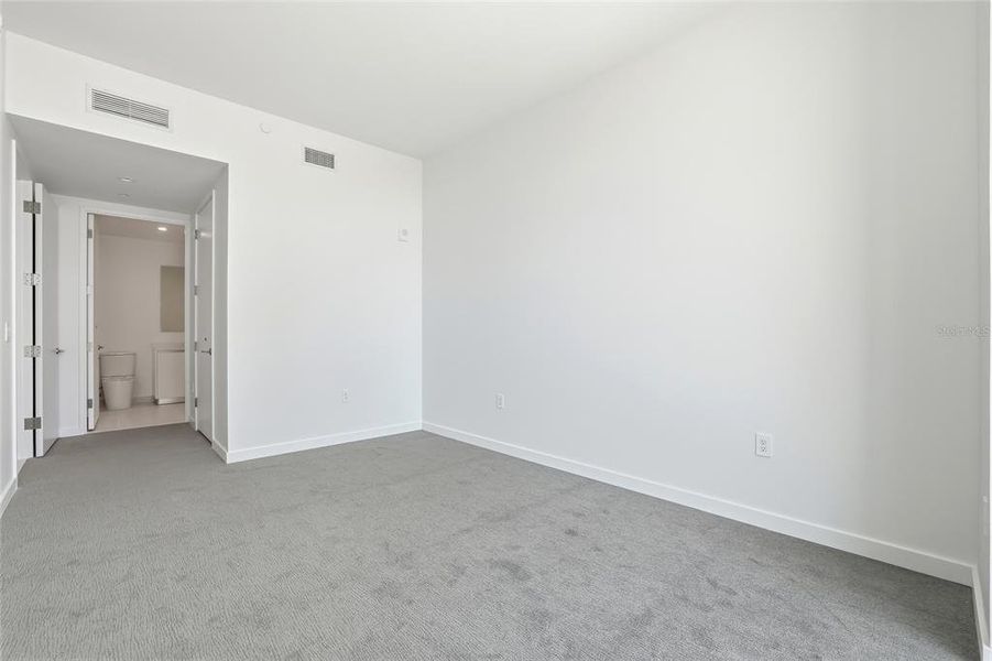 Spacious, unfurnished interior of a new home in , St. Petersburg (Image 27).