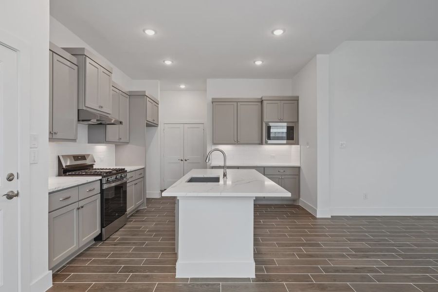 Image 39 representing the Oakmont by Chesmar Homes in Riceland Alley Loads, Mont Belvieu, TX.