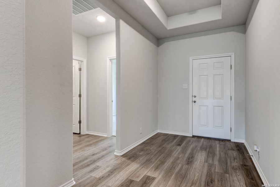 Spacious, unfurnished interior of a new home in Hennersby Hollow, San Antonio (Image 12).