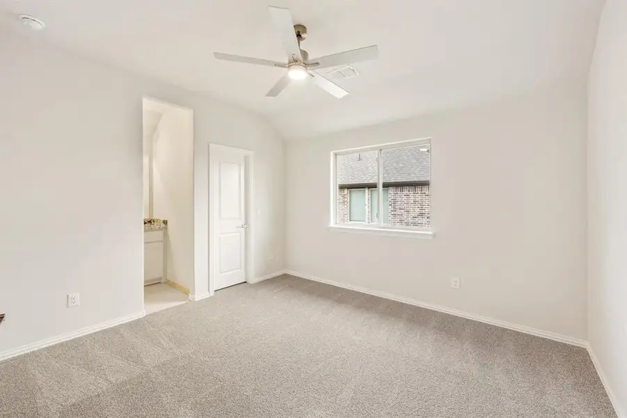 Spacious, unfurnished interior of a new home in Sunrise at Garden Valley, Waxahachie (Image 24).