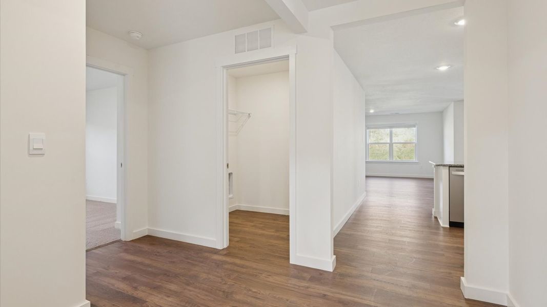 Spacious, unfurnished interior of a new home in Emory Creek, Harriman (Image 19).