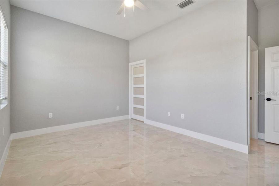 Spacious, unfurnished interior of a new home in , Port Charlotte (Image 9).