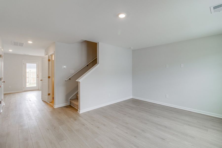 Spacious, unfurnished interior of a new home in Astoria, Columbia (Image 12).
