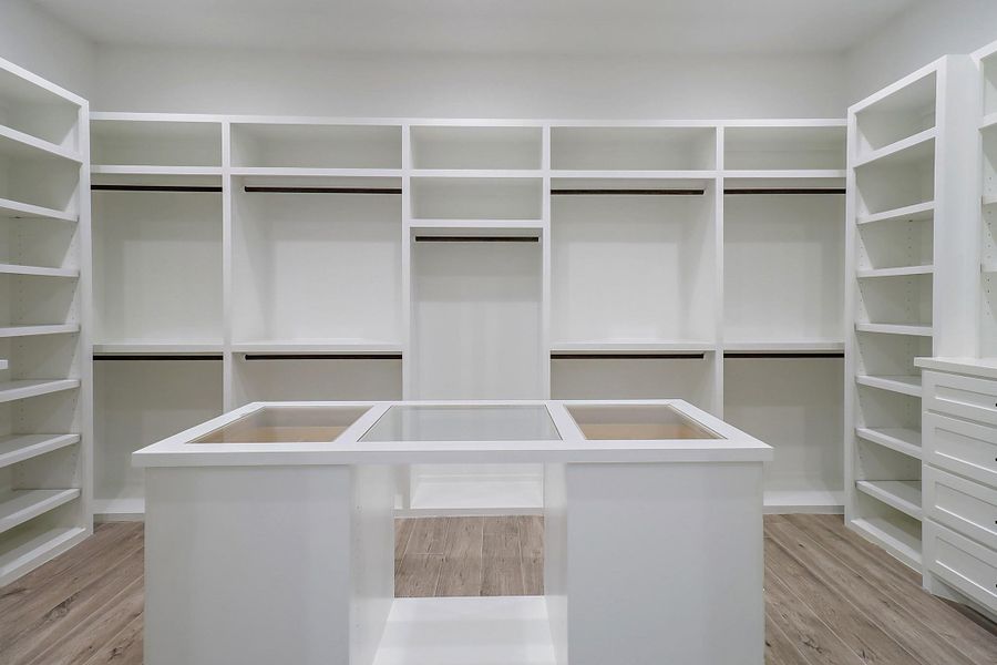 Wow! Nice walk-in closet Wow! Nice walk-in closet