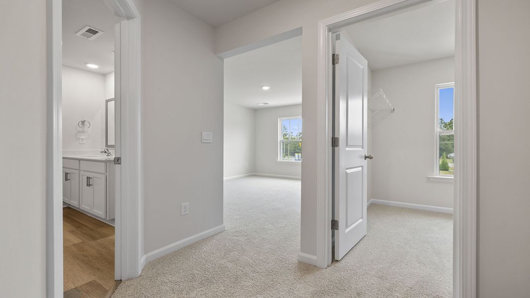 Spacious, unfurnished interior of a new home in Tanglewood Townes, Greenville (Image 20).