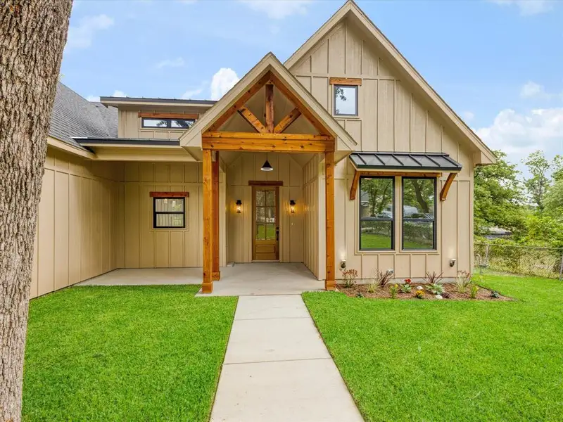 Exterior details and patio area of a home in , Kennedale (Image 3).