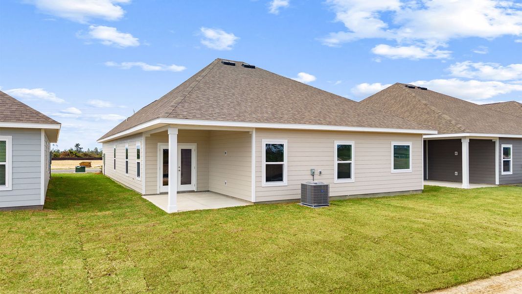 Exterior details and patio area of a home in Titus Park, Panama City (Image 4).