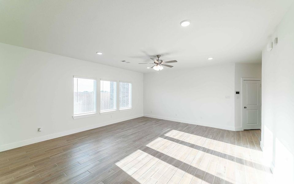 Spacious, unfurnished interior of a new home in River Ranch Meadows, Dayton (Image 8).