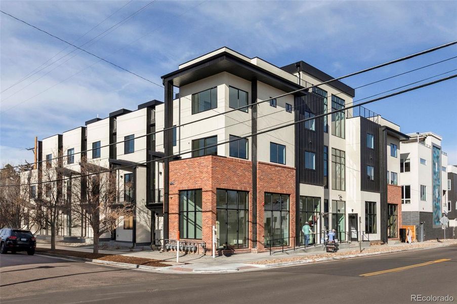 Condo located in Denver, CO showcasing its design and architecture (Image 3).