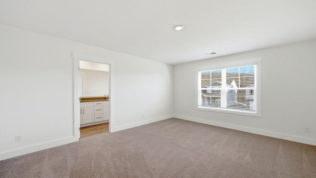 Spacious, unfurnished interior of a new home in Fieldcrest Acres, Blountville (Image 25).