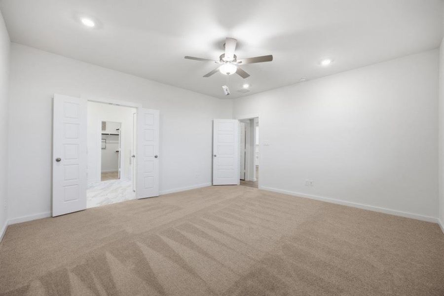 Spacious, unfurnished interior of a new home in , Iowa Colony (Image 24).