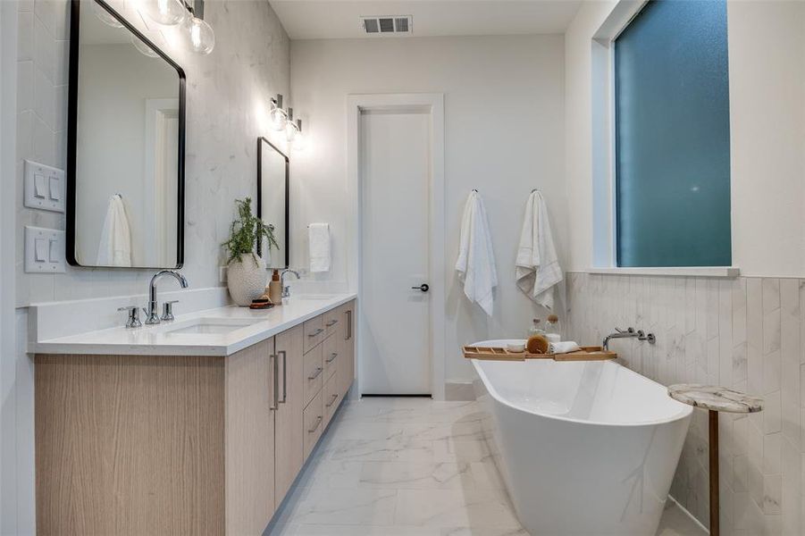 Furnished interior view inside a new home in , Dallas (Image 26). Furnished interior view inside a new home in , Dallas (Image 26).