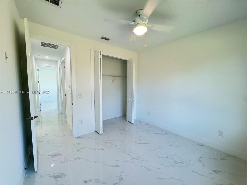 Spacious, unfurnished interior of a new home in , Cape Coral (Image 10).