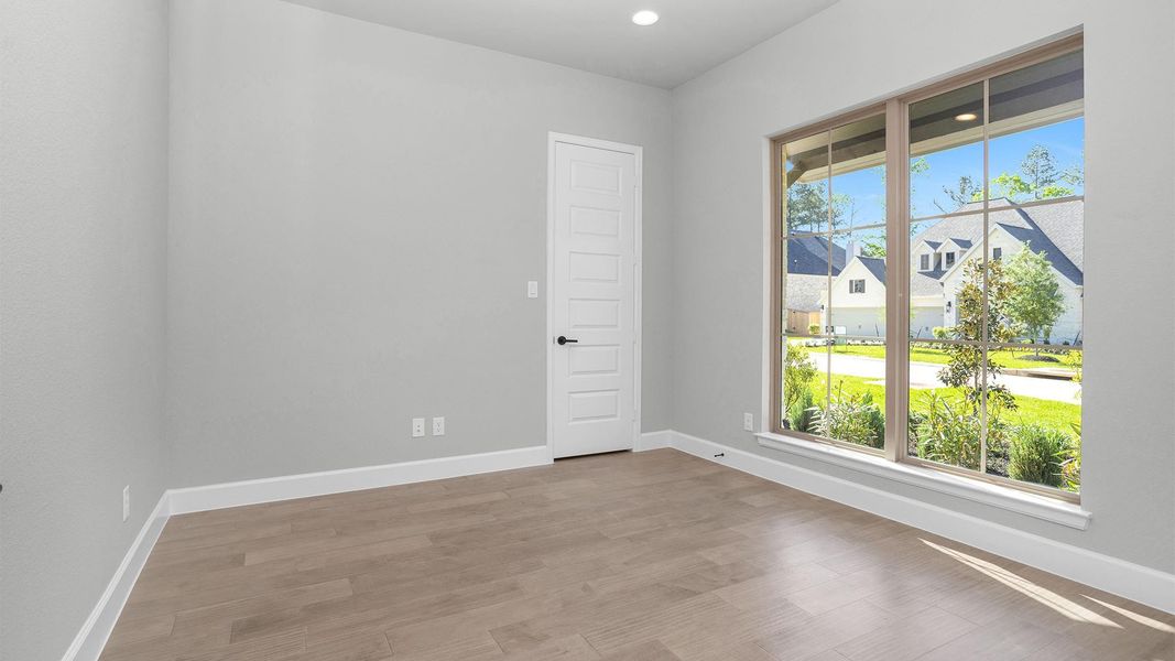 Spacious, unfurnished interior of a new home in The Woodlands Hills 75', Willis (Image 7).