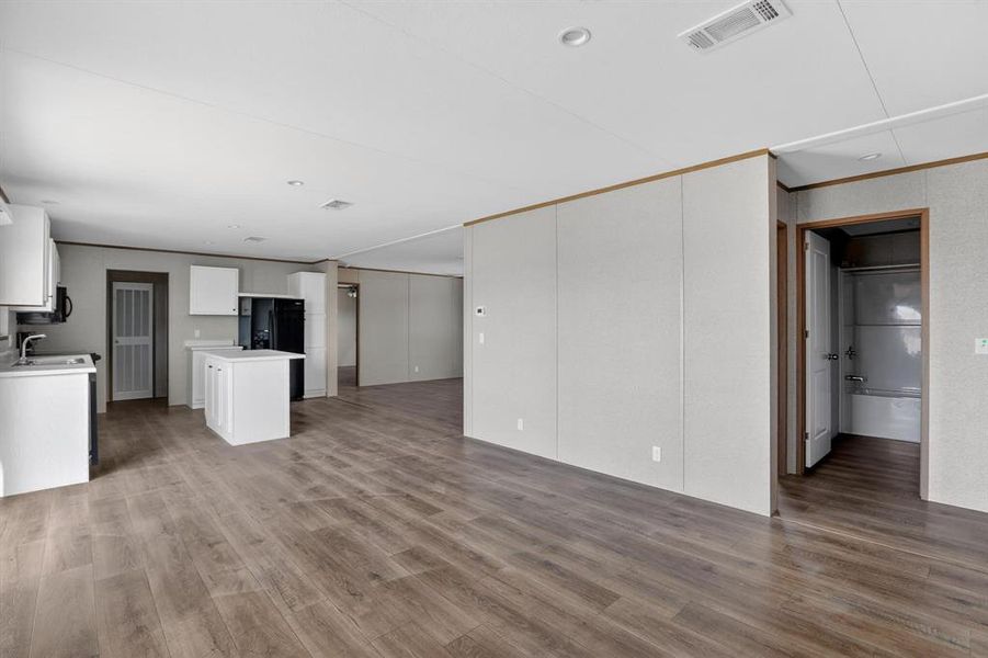Spacious, unfurnished interior of a new home in , Aurora (Image 24).