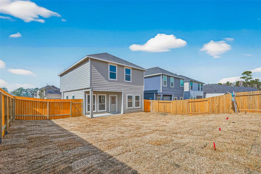 Exterior details and patio area of a home in Woodland Lakes, Houston (Image 20).