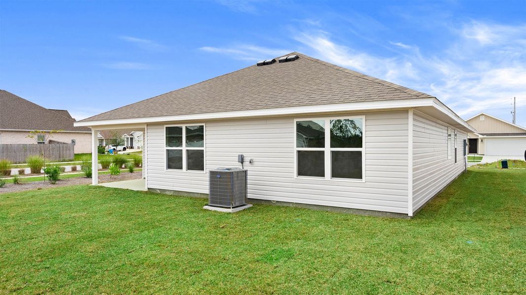 Exterior details and patio area of a home in Titus Park, Panama City (Image 3).