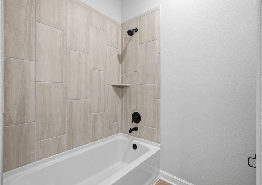 Oak - TX | Secondary Bathroom – Tub & Shower