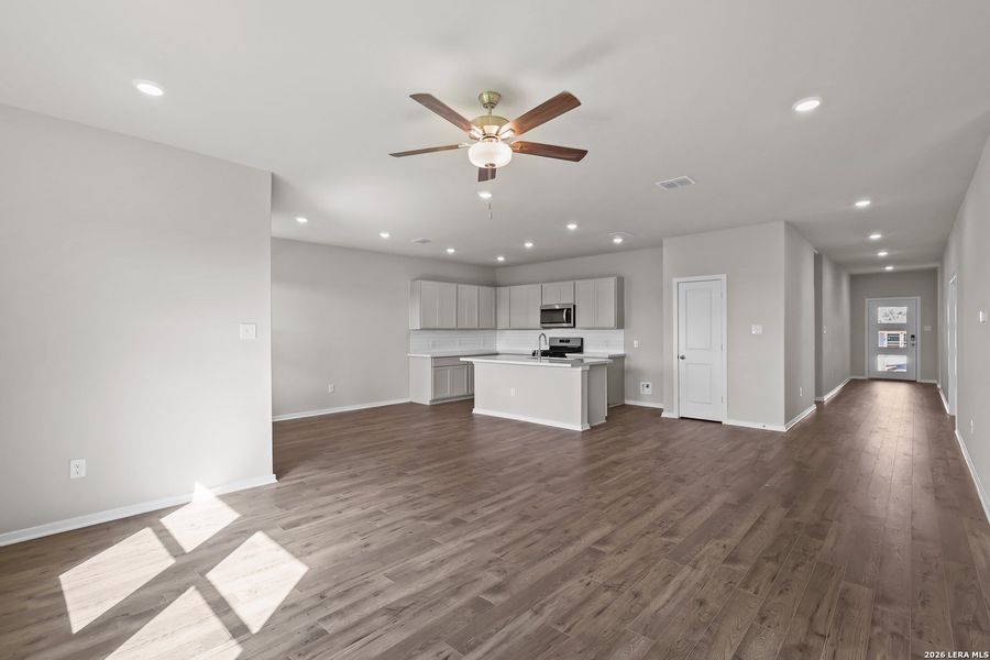Spacious, unfurnished interior of a new home in Garden Grove, San Antonio (Image 15).