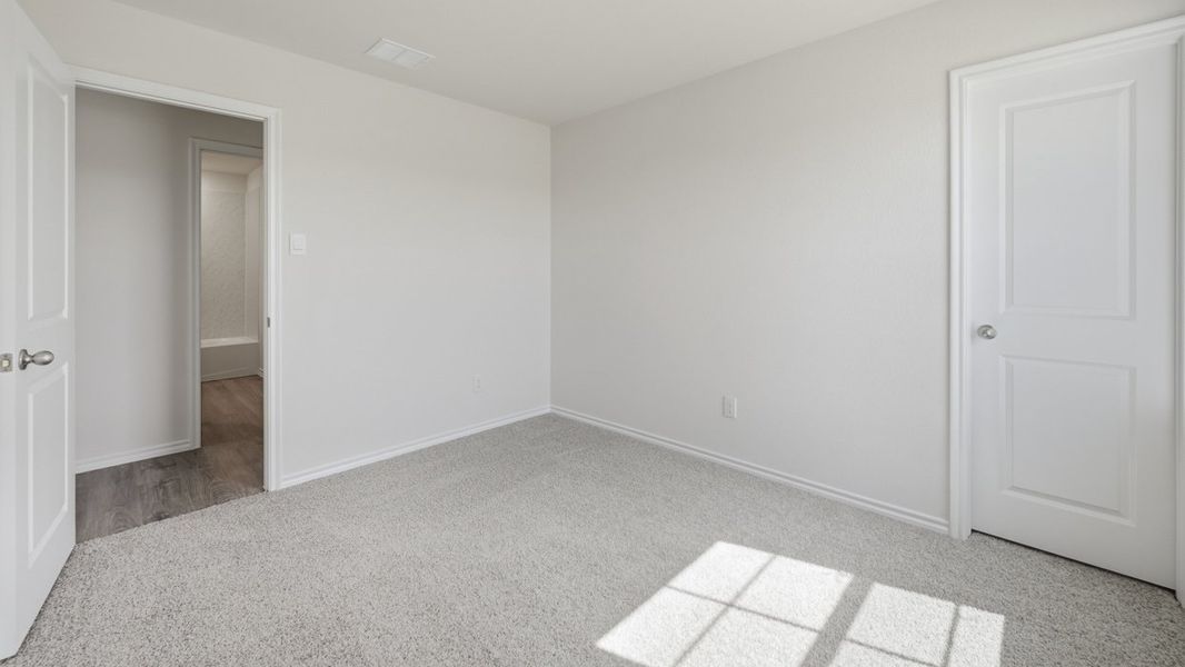 Spacious, unfurnished interior of a new home in Saddlebrook, Waxahachie (Image 16).