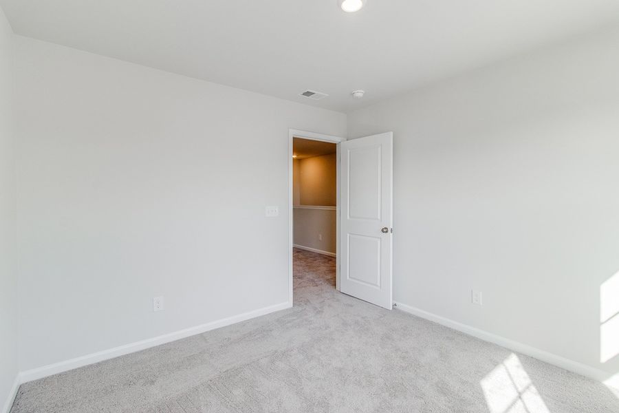 Spacious, unfurnished interior of a new home in Bluefield, Lexington (Image 31).