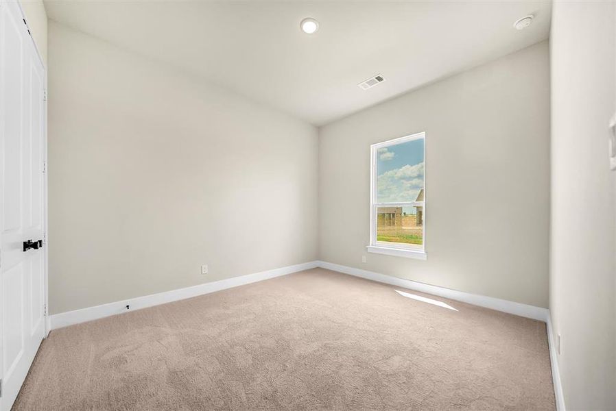 Spacious, unfurnished interior of a new home in Rocky Top, Krum (Image 32).