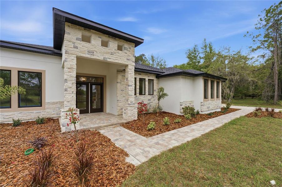 Exterior details and patio area of a home in , Kissimmee (Image 29).