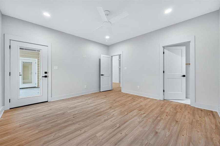 Spacious, unfurnished interior of a new home in , Sherman (Image 23).