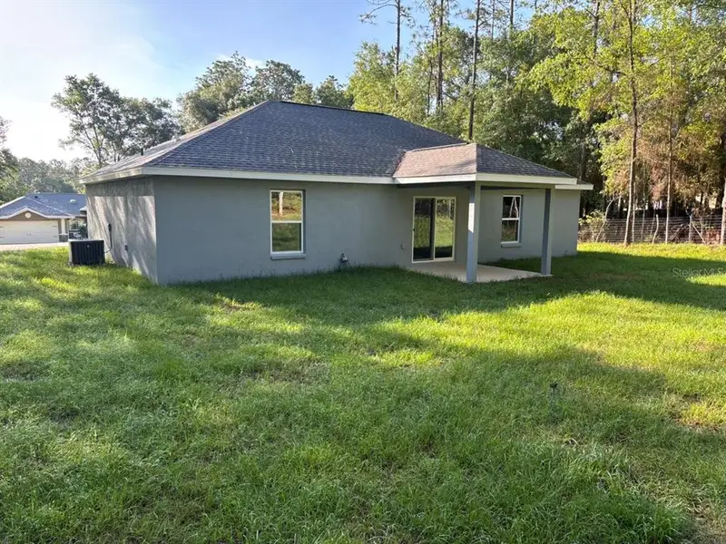 Exterior details and patio area of a home in , Dunnellon (Image 4).