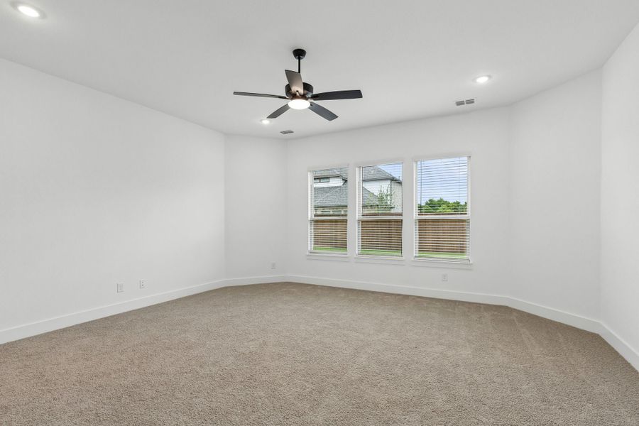 Spacious, unfurnished interior of a new home in Dove Hollow, Waxahachie (Image 25).