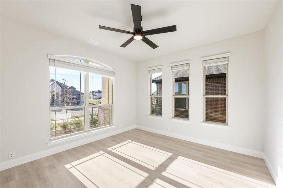 Spacious, unfurnished interior of a new home in Star Ranch Classic 50, Godley (Image 27).