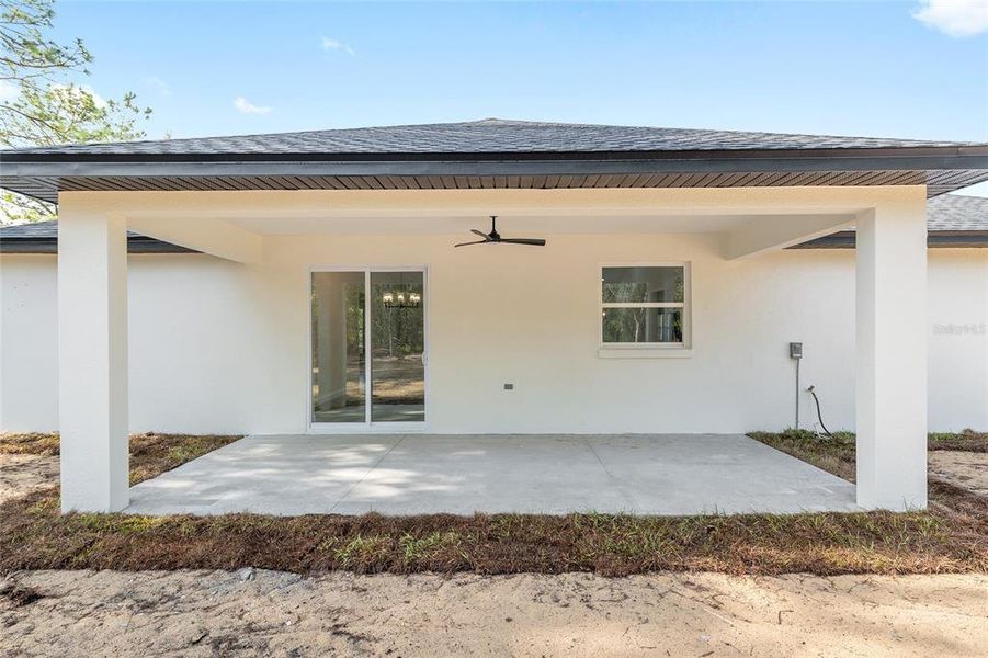Exterior details and patio area of a home in , Dunnellon (Image 36).