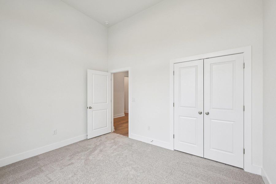 Spacious, unfurnished interior of a new home in Persimmon, Buda (Image 21).
