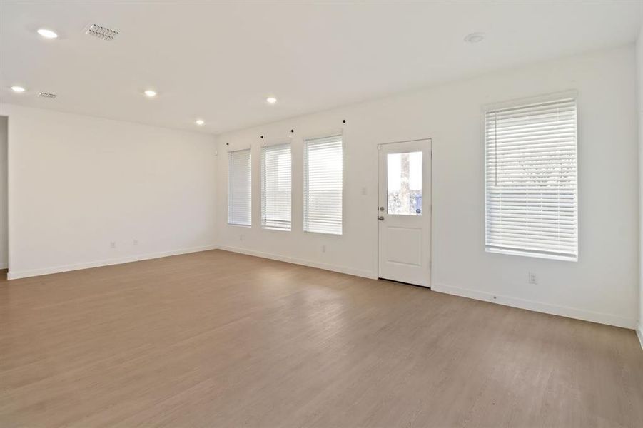 Spacious, unfurnished interior of a new home in Cypress Creek, Princeton (Image 21).