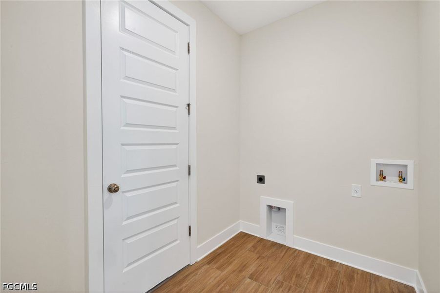 Spacious, unfurnished interior of a new home in Cape Coral, Cape Coral (Image 31).