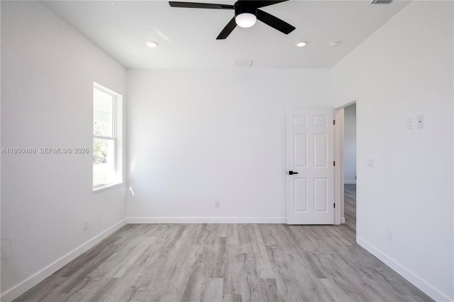 Spacious, unfurnished interior of a new home in , Sebring (Image 37).