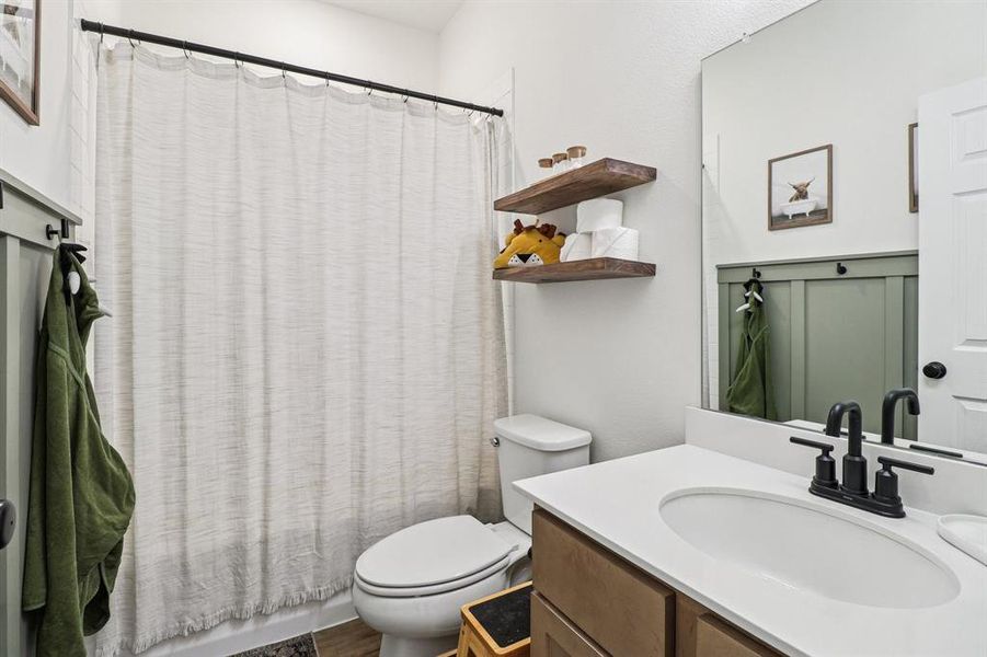Bathroom with vanity and shower / tub combo Bathroom with vanity and shower / tub combo