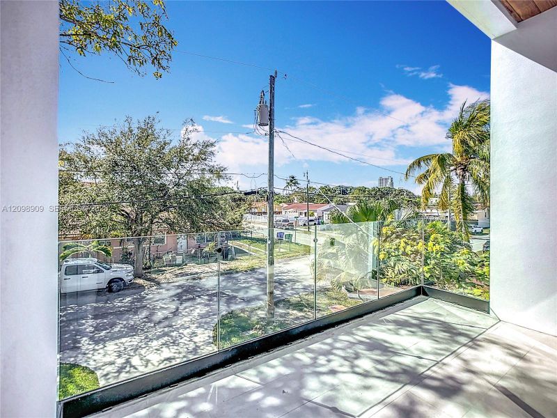 Exterior details and patio area of a home in , Miami (Image 17).