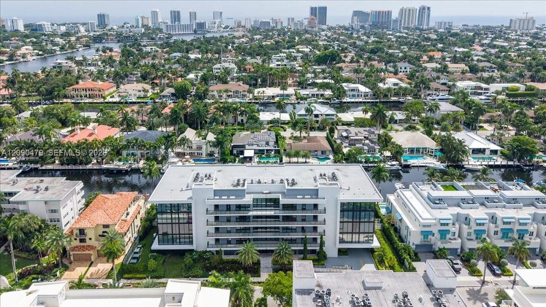 Condo located in Fort Lauderdale, FL showcasing its design and architecture (Image 24).