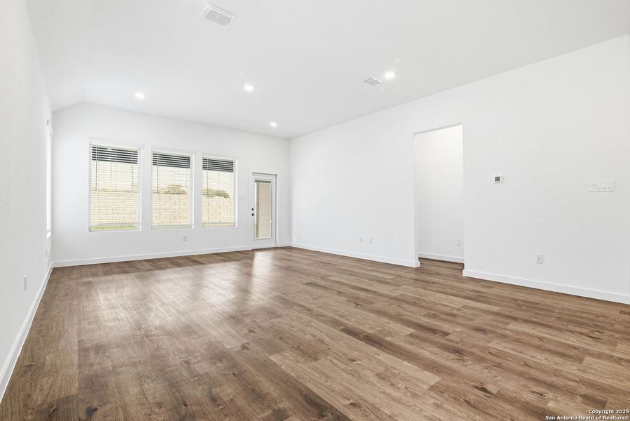 Spacious, unfurnished interior of a new home in Vista Ridge, Live Oak (Image 19).