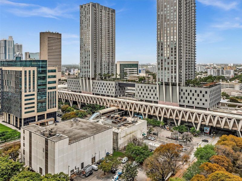 Condo located in Miami, FL showcasing its design and architecture (Image 19).