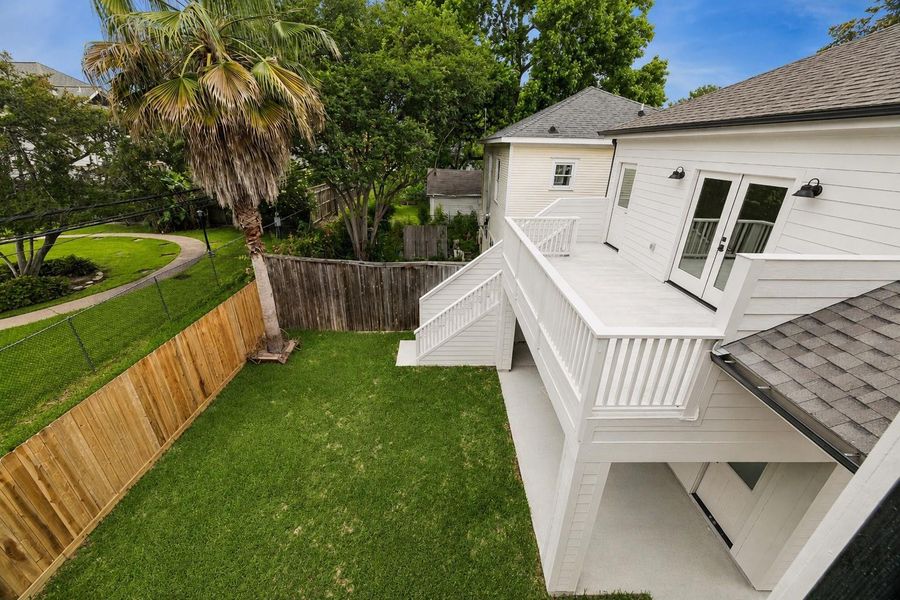The elevated outdoor terrace and backyard layout create a rare combination of usable green space and upper-level entertaining areas within the Heights. Positioned beside Marmion Park, the property benefits from surrounding greenery and a more open residential feel.