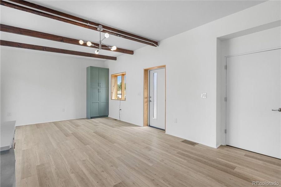 Spacious, unfurnished interior of a new home in , Aurora (Image 8).