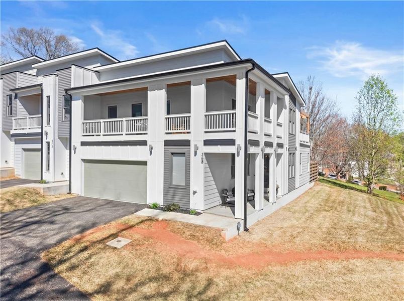 Exterior details and patio area of a home in Forrest Vue, Gainesville (Image 22).
