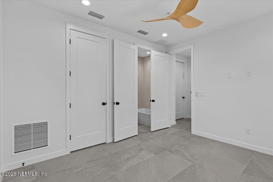 Spacious, unfurnished interior of a new home in , Jacksonville Beach (Image 25).